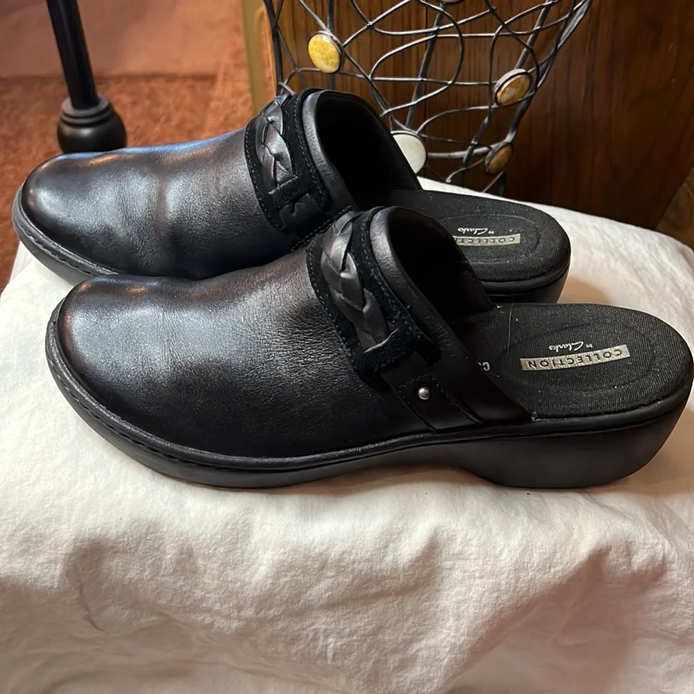 CLARKS BLACK LEATHER CLOGS - Picture 2 of 9
